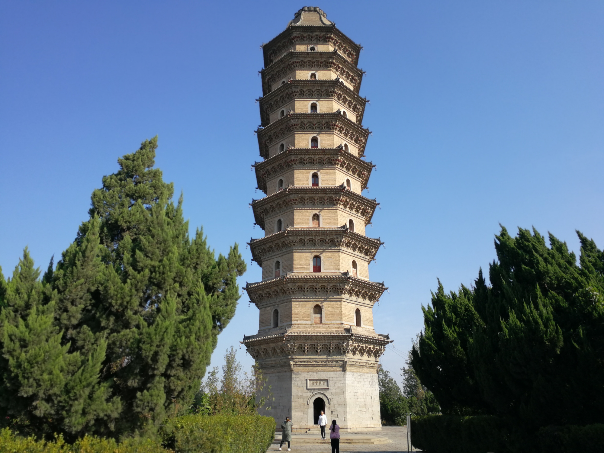 舍利宝塔与通州的燃灯塔,杭州的六和塔,镇江的文峰塔并称"运河四大名