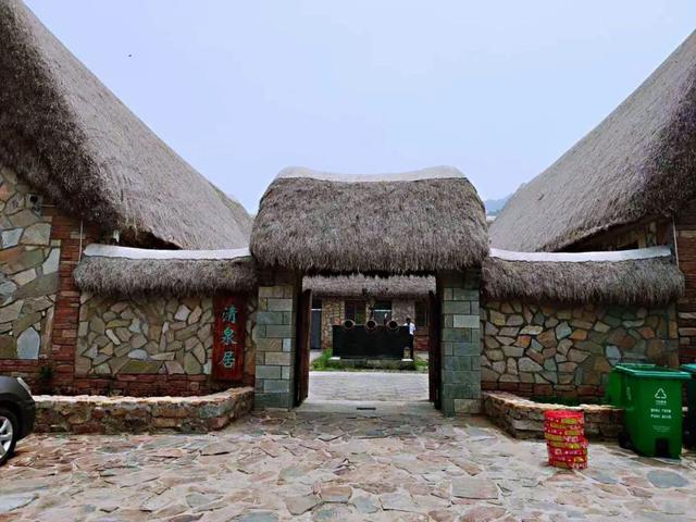 地址:威海乳山市乳山寨镇岠嵎山风景区南1公里玉皇山后村预订电话