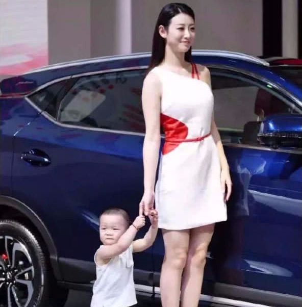 "熊孩子"参加车展,错把美女车模当成"妈妈",拉着就要走