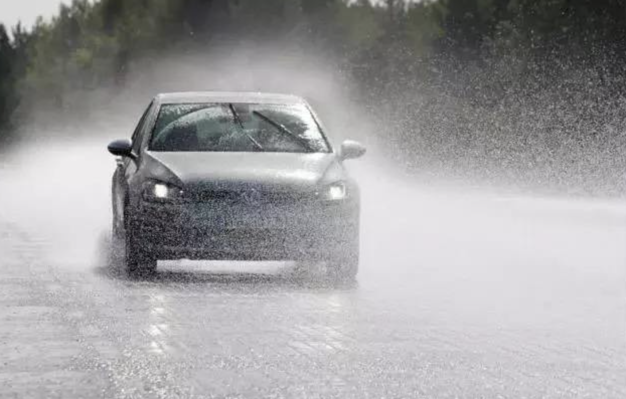 下雨天洗车?用雨水洗车到底靠不靠谱?-新浪汽车