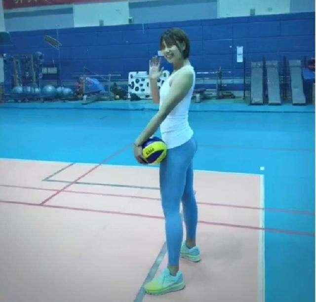 曾春蕾酷爱裸感裤完美突出好身材线条优美堪称中国卡戴珊