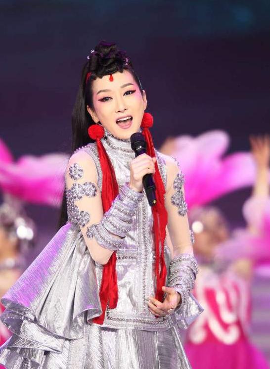 她从名字到血统全是造假,被金星"撕"后淡出圈,再回归人气不在