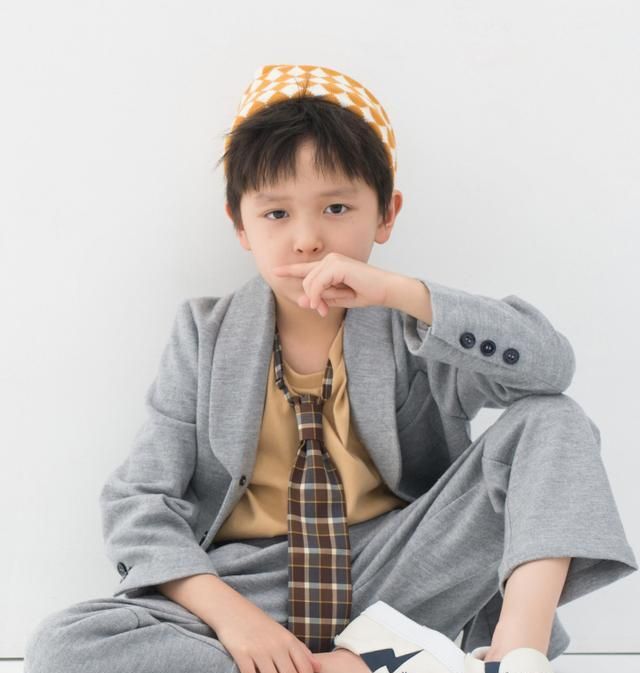 还记得邓莎的儿子大麟子吗?越长大越帅气,拍大片镜头感十足