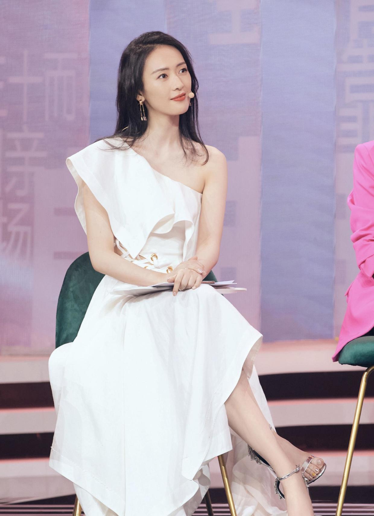 童瑶果真三十不惑亮面连体裤霸气干练腋下挖空让人想不通