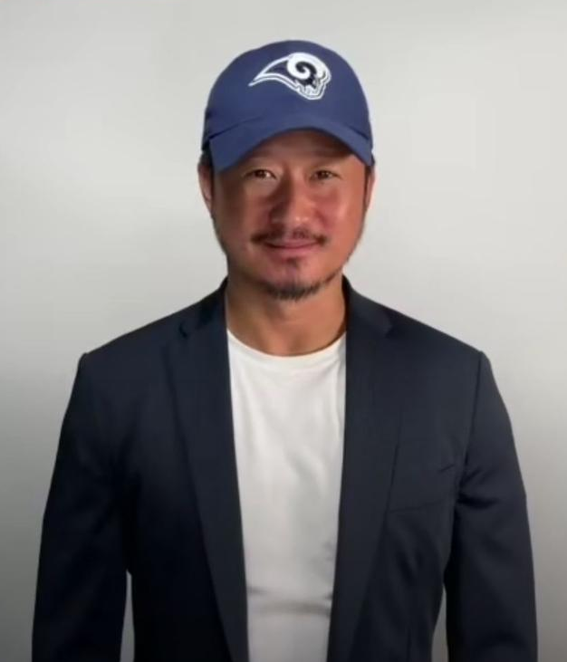 46岁的吴京胖了穿t恤同框于谦啤酒肚和他差不多