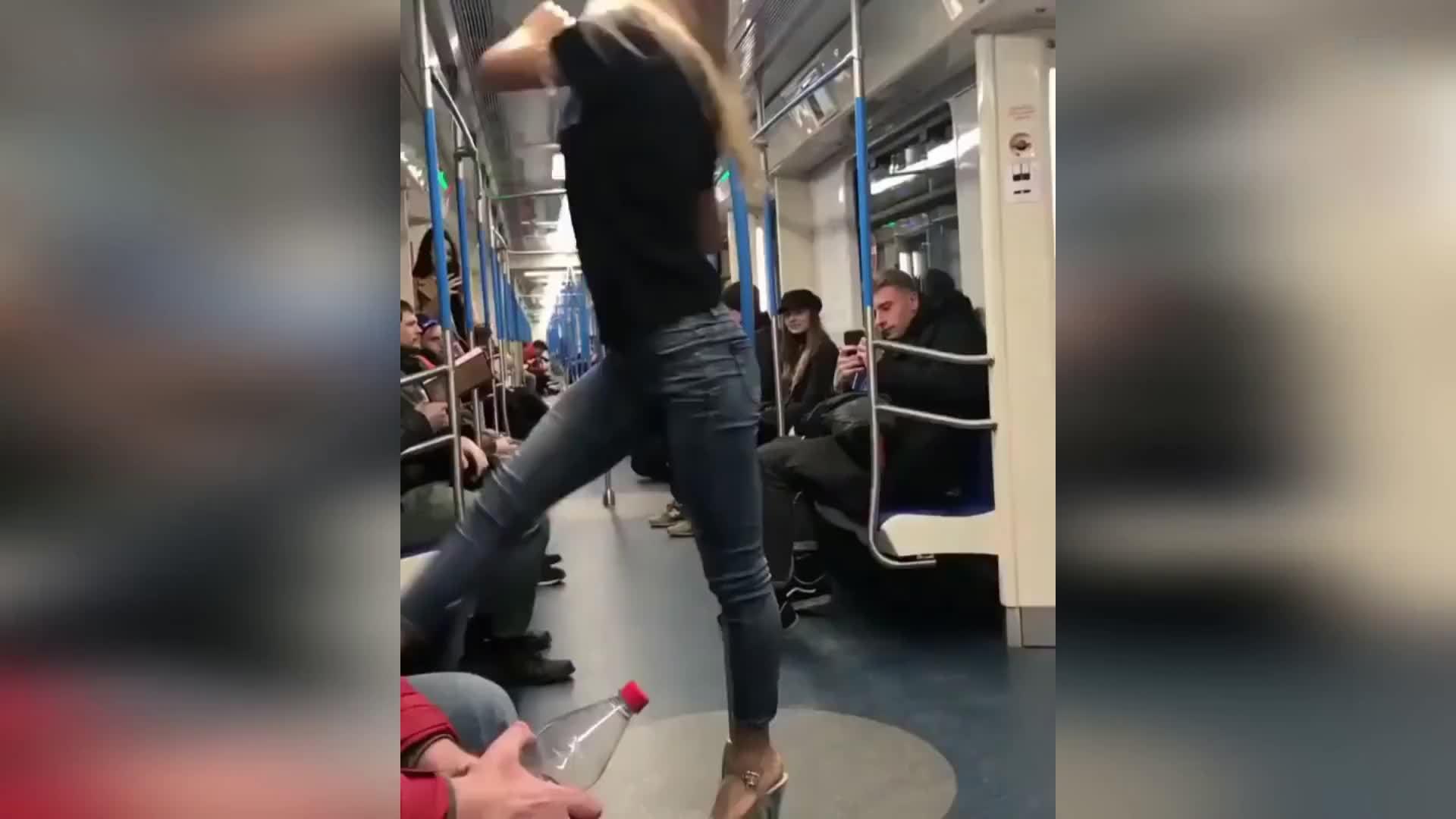 国外就是开放美女脚踩恨天高在地铁里大秀钢管舞