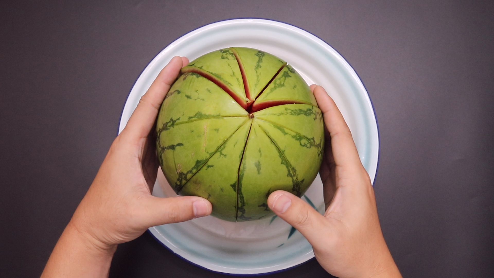 西瓜怎样切才不脏手不流汁教你窍门切出的西瓜去籽也更方便