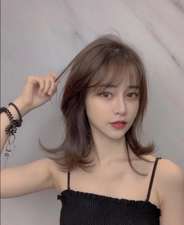 今年锁骨发大流行好看而不腻秋冬发型之一