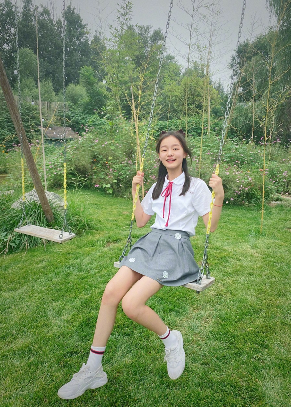 终于等到赵薇"女儿"穿jk裙,当她腿伸直那刻,动漫腿无敌撩|纪姿含|赵薇