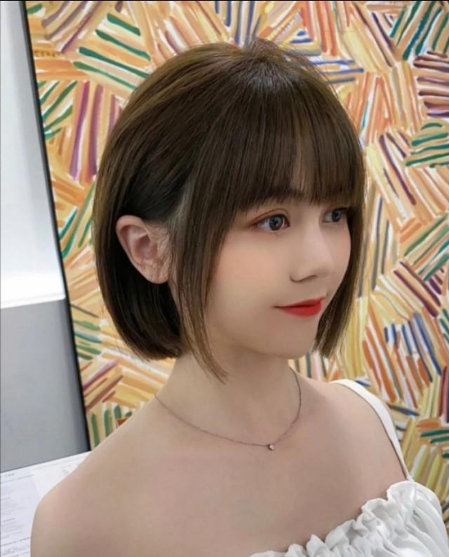 初恋短发是这两年来非常流行的一款减龄短发,适合圆脸鹅蛋脸和菱形脸