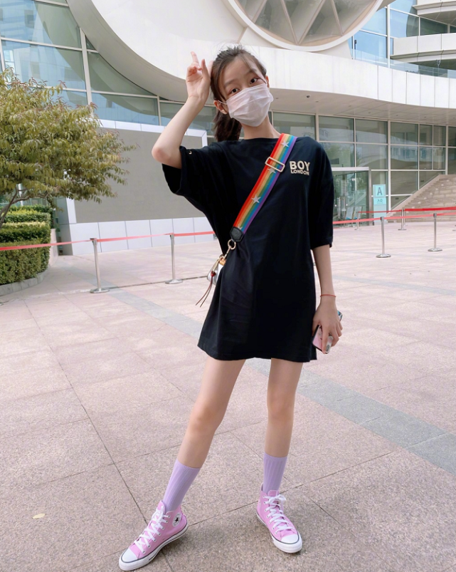 终于等到赵薇"女儿"穿jk裙,当她腿伸直那刻,动漫腿无敌撩|纪姿含|赵薇