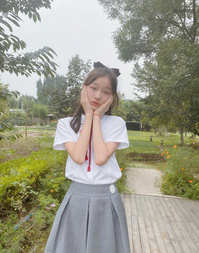 终于等到赵薇"女儿"穿jk裙,当她腿伸直那刻,动漫腿无敌撩|纪姿含|赵薇