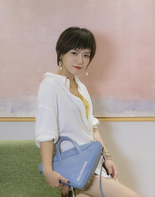 女生,用简单的衣服穿出气场,思文做到了|小个子|气场|程璐_新浪新闻