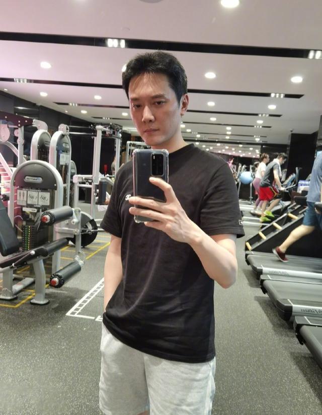 小肚凸起变油腻大叔冯绍峰晒健身帅照回应