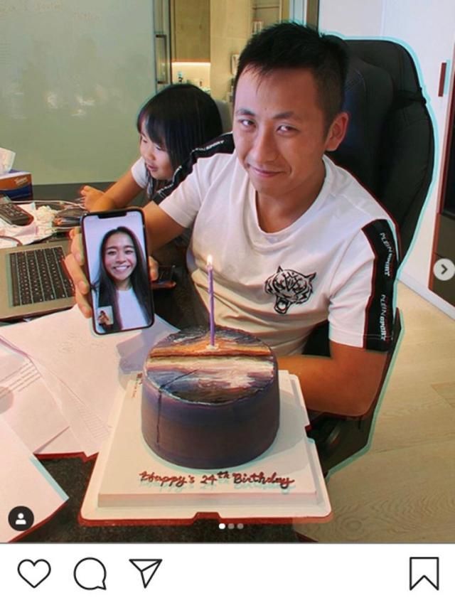 8月13日,棒球运动员黛比在个人社交账号上晒照为男友周柏豪庆祝生日