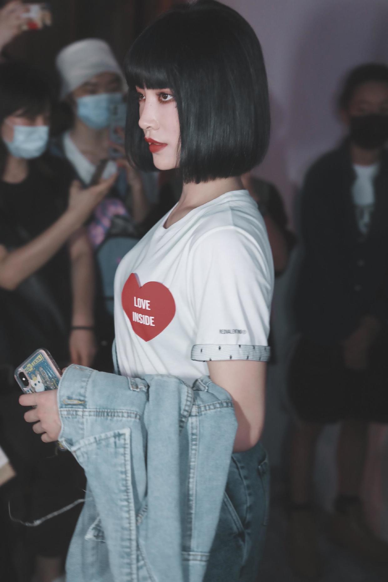 许佳琪魅力无人能及波波头短发配齐刘海乖巧时髦气质张扬自信