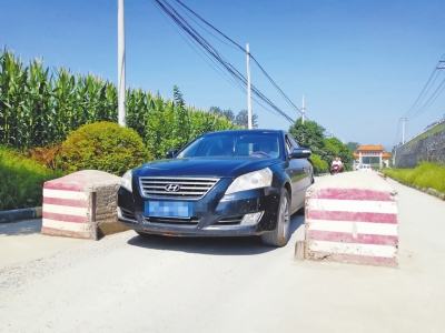新密一条道路上的捆角铁限宽墩 老司机半年伤3辆车