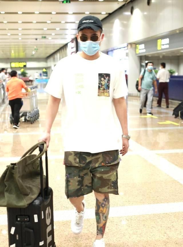 欧豪真是人如其名迷彩裤加纹身修饰豪放不羁夏天这么穿够man