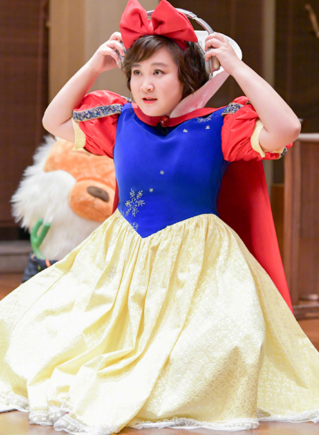 cos是综艺圈中很常见的一种形象,不知道贾玲这种"白雪公主"的扮相又