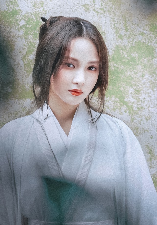 彭小苒白衣侠女造型惊艳亮相再换一个发型都可以去出演小龙女