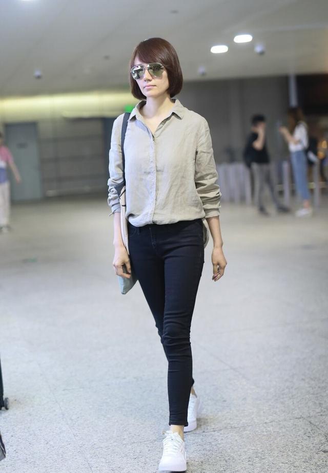 黄磊娇妻孙莉罕见走机场,穿阔腿裤有气场,172身高轻松20cm卷边