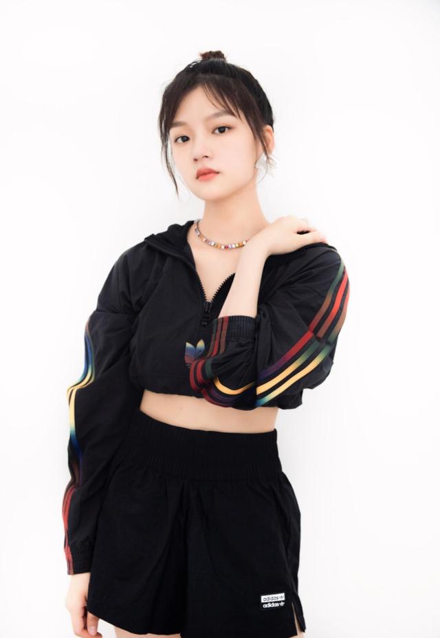 实力与颜值兼具任敏轻松演绎休闲随性风大丸子头可爱又俏皮