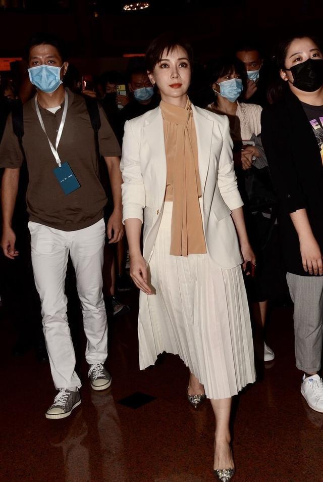 黄磊娇妻孙莉罕见走机场,穿阔腿裤有气场,172身高轻松20cm卷边