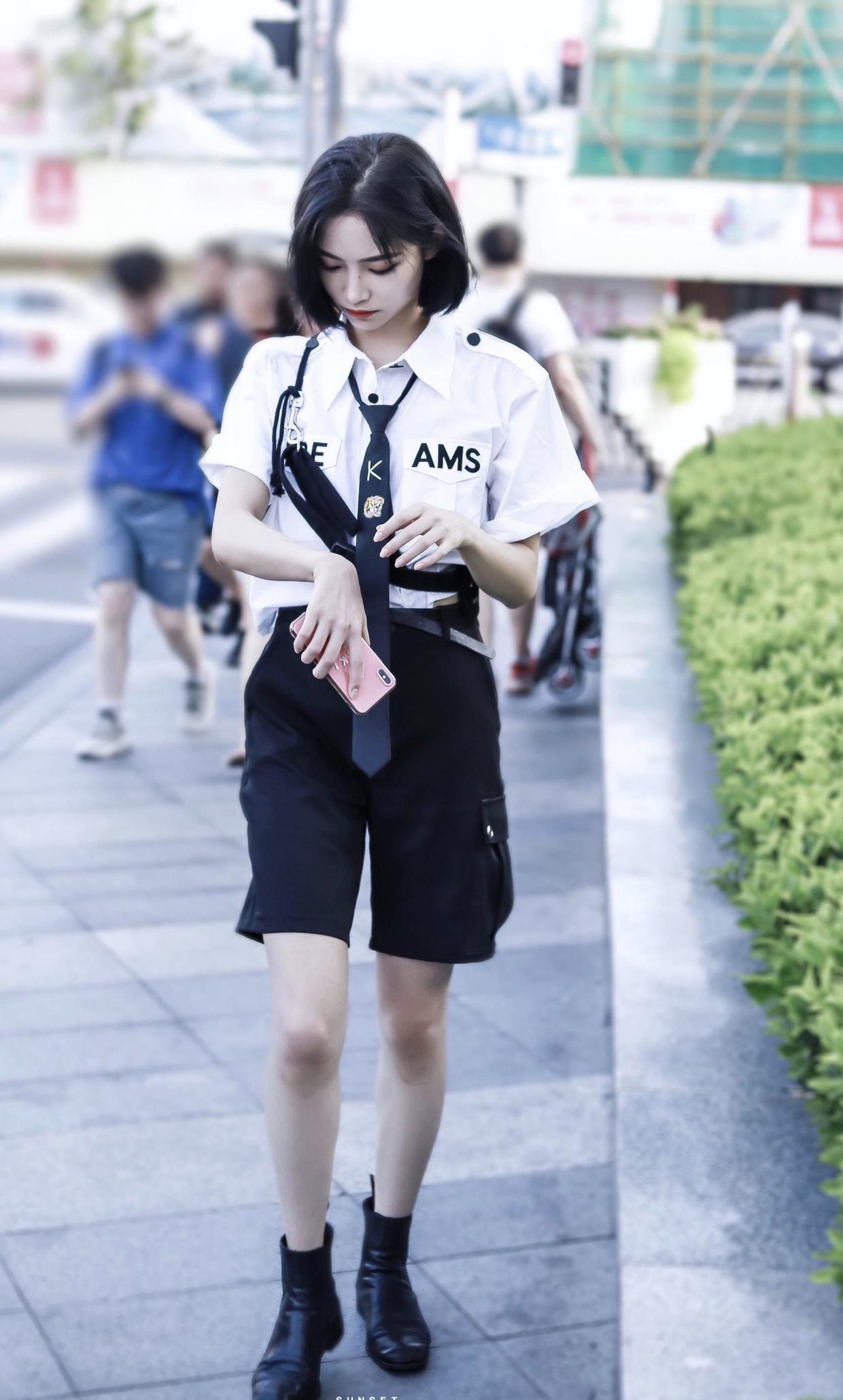 许佳琪魅力无人能及波波头短发配齐刘海乖巧时髦气质张扬自信