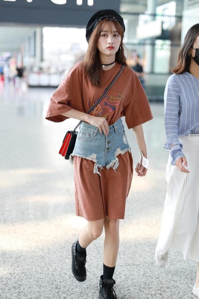 九球天后潘晓婷罕见走机场外套绑胸前玩时髦38岁穿得像小女生