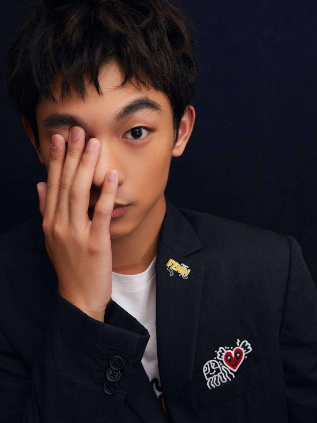 电影八佰云首映礼张宥浩身穿fendi西服出席阳光灿烂