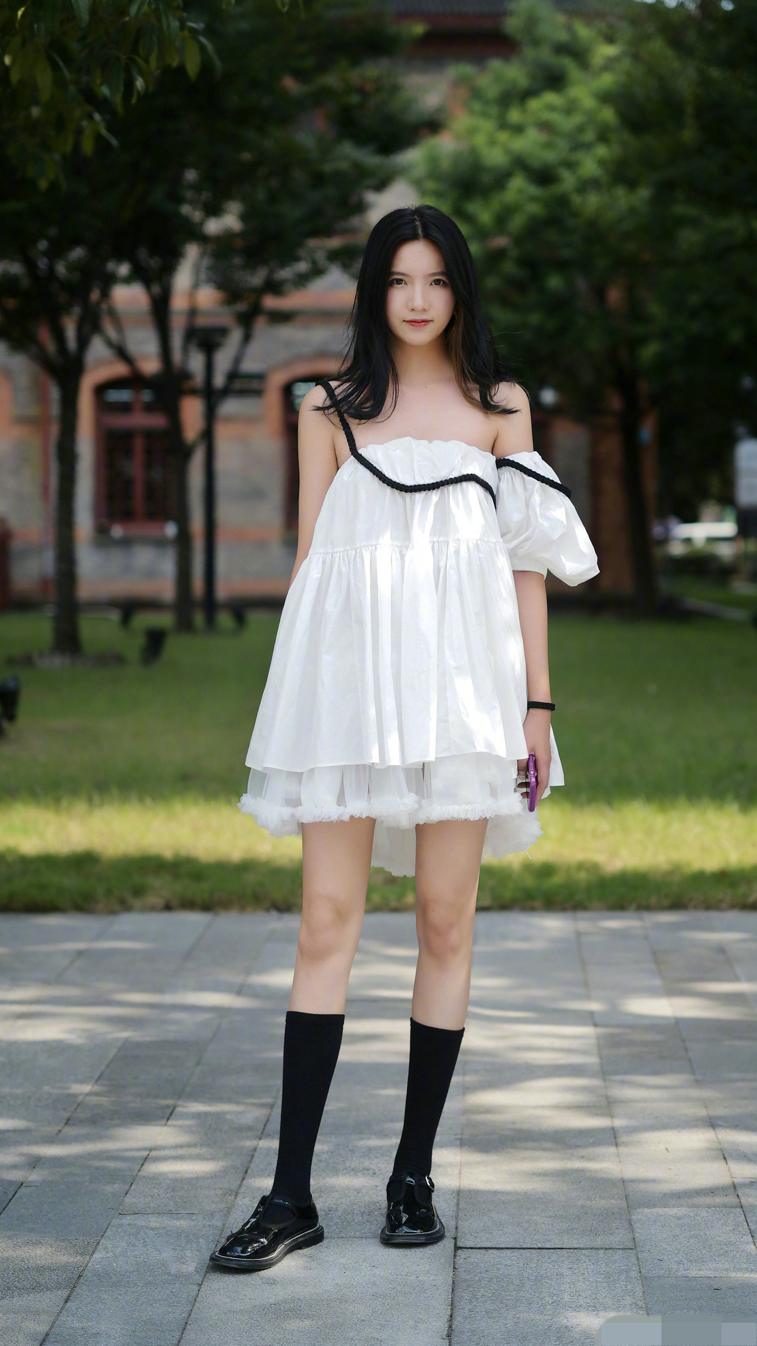 身材高挑的美女穿白色连衣裙清凉感十足还显气质优雅