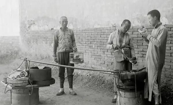 "瞪眼儿食"的吃法在清末民初的老北京贫民中最为盛行.