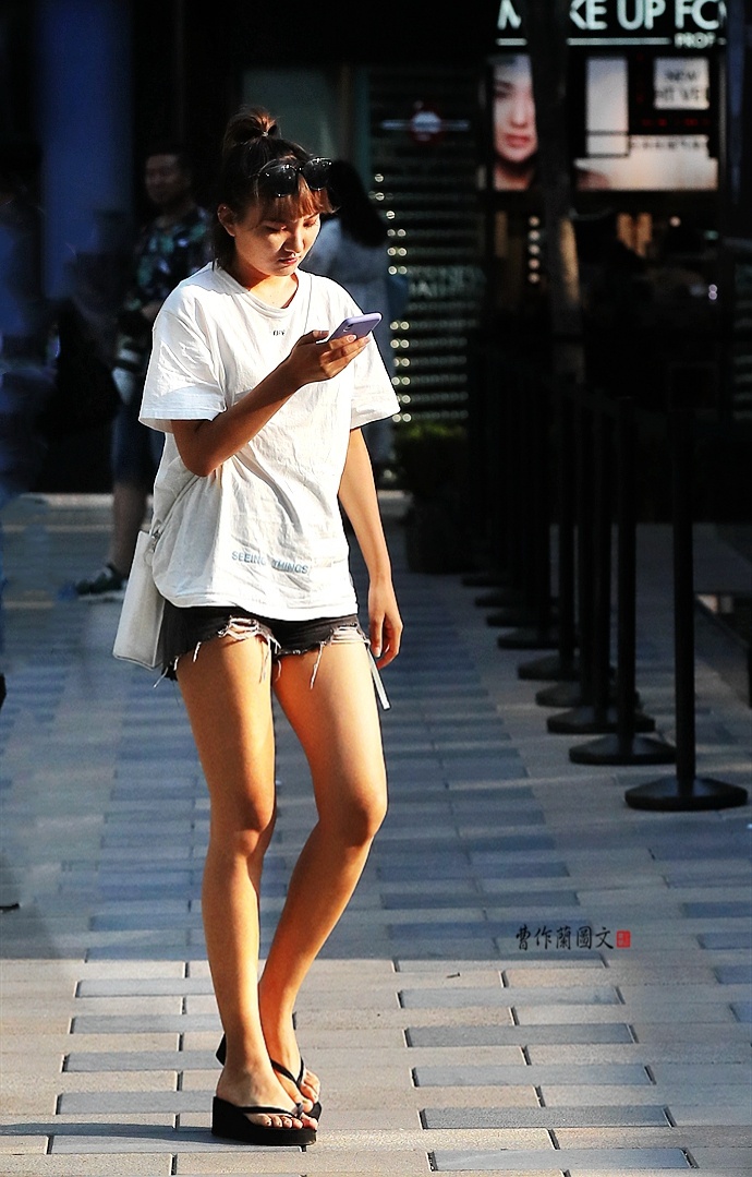 街拍简约清爽的人字拖美女