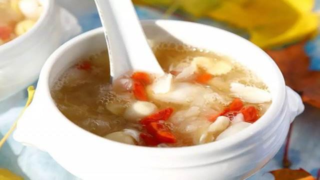 一道养生百合莲子汤,甜而不腻,黏稠软糯,大人小孩都爱喝