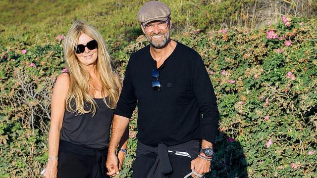 图片报:克洛普与妻子在叙尔特岛度假,骑电动车放松