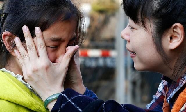 同样是孩子遭受挫败两种妈妈的不同做法将造就孩子不同的人生