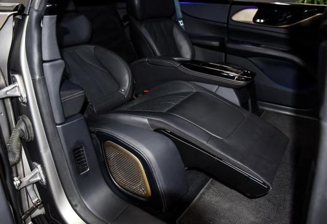 图为ff91的内饰,作为一辆接近量产车,无论是设计思维还是豪华程度都