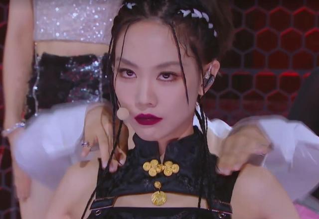 王霏霏劈叉动作撞车王智,王智都看懵|孟佳|王智|一剪梅_新浪新闻