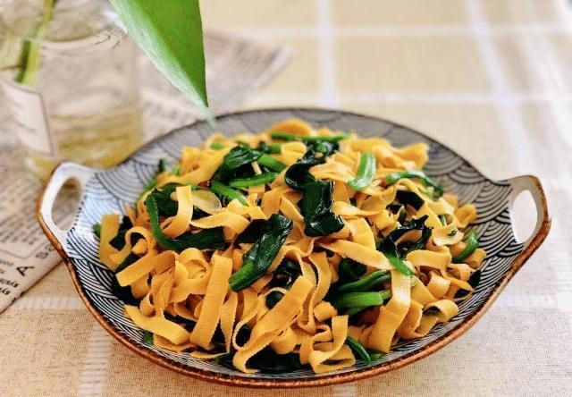 菠菜炒千张,养身食谱必须备,清肝润肺强身健体
