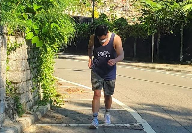 许志安戴口罩跑步大汗淋漓新增两处纹身与郑秀文交相辉映
