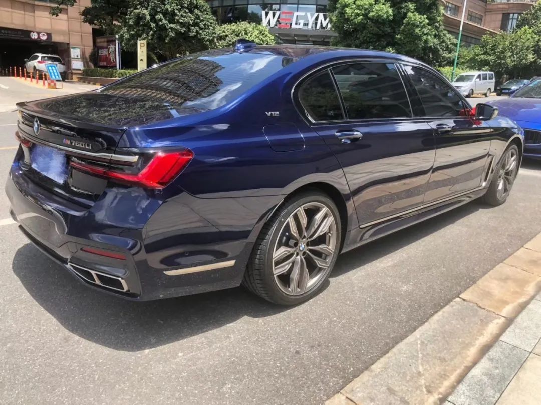 登上宝马v12最后的航班,他可能是国内最年轻的m760li车主了!