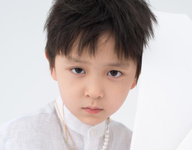 还记得邓莎的儿子大麟子吗越长大越帅气拍大片镜头感十足