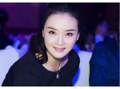 王艳的豪门继子王烁:比继母小8岁追女明星,周迅范冰冰皆在其中_新浪新闻
