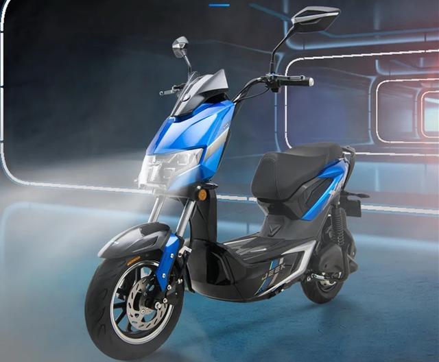 爱玛又推一款酷车极客x210搭载强劲电机配备60v20ah铅酸电池