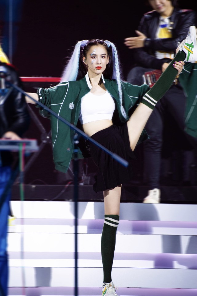 我们一直认为黄圣依是没什么实力的,唱歌平平,跳舞平平,在之前的公演