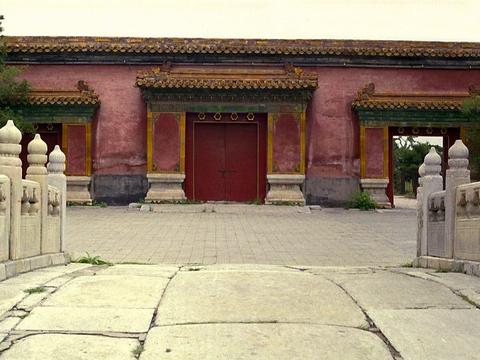 胤祉只做学问不争储雍正上台第一个磕头称臣为何还被囚禁至死