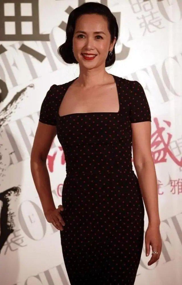 蒋雯丽美得"经典",红唇 复古造型优雅又迷人,51岁的身材好绝