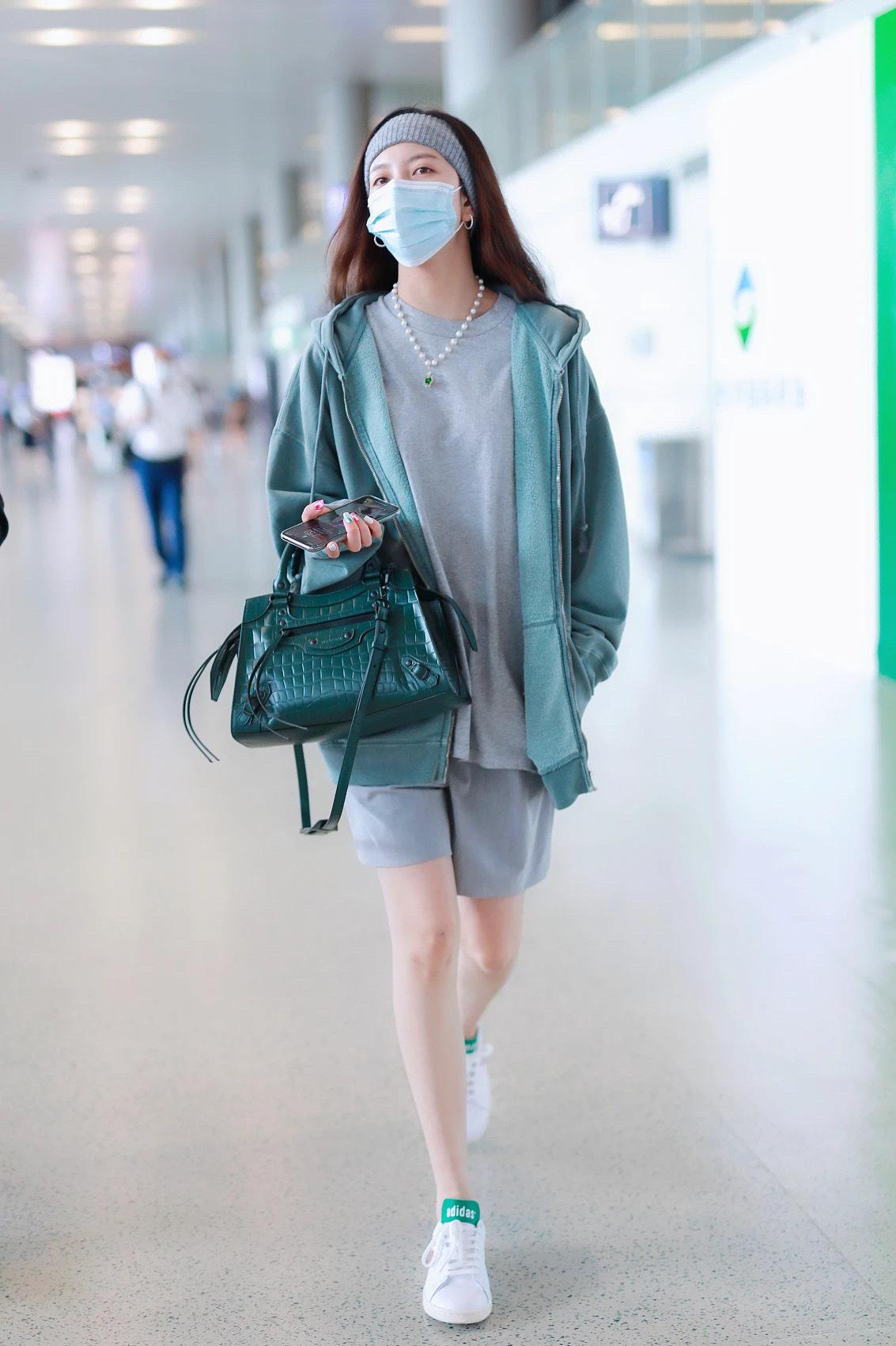 本周女明星街拍重磅来袭,大家都默契的脱下了小裙子穿上了裤子