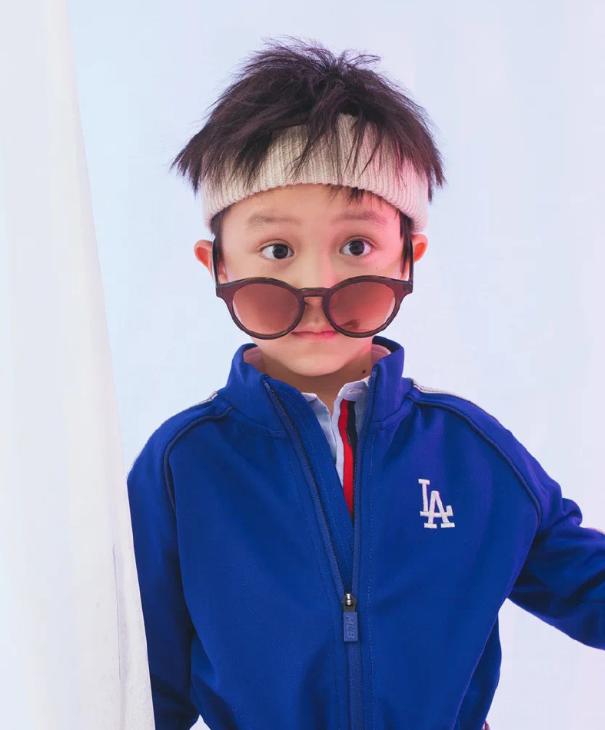 还记得邓莎的儿子大麟子吗?越长大越帅气,拍大片镜头感十足