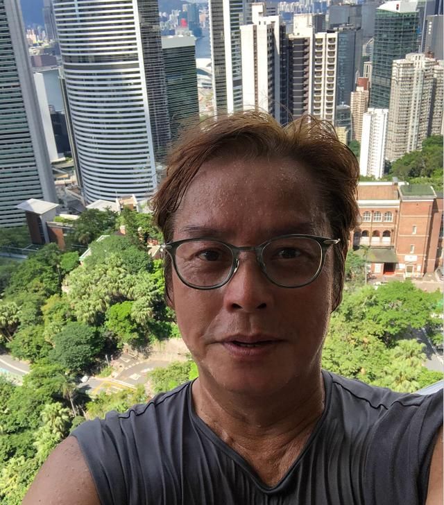 69岁谭咏麟晒近照,皮肤松弛脖颈纹深重,瘦到脱相脸颊凹陷引人忧